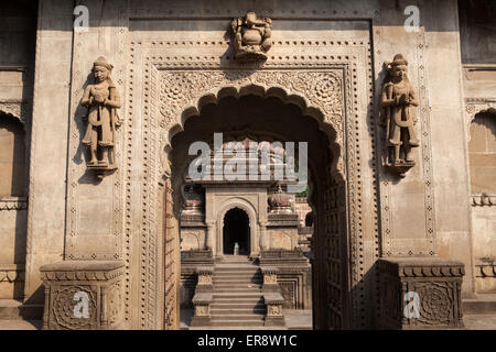 Statue e sculture su una porta a Fort Ahilya in Maheshwar Foto Stock