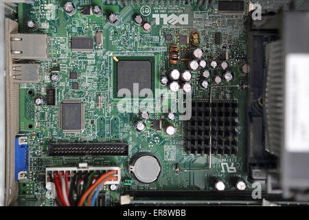 La scheda a circuito stampato all'interno di un moderno computer da tavolo che mostra microchip e altri componenti Foto Stock