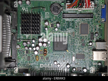 La scheda a circuito stampato all'interno di un moderno computer da tavolo che mostra microchip e altri componenti Foto Stock