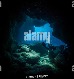 Paesaggio sottomarino: le persone che si godono la tranquillità di scuba diving archi di lava e gallerie off Kona, Big Island, , Hawaii, STATI UNITI D'AMERICA Foto Stock