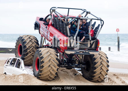 Per coloro che godono di una corsa su monster truck Mayhem che schiaccia auto sul primo giorno del Bournemouth ruote Festival 2015 in maggio a Bournemouth Beach, Dorset UK Credit: Carolyn Jenkins/Alamy Live News. Foto Stock