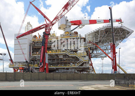 La sezione superiore di un olio nuovo piattaforma di produzione si avvicina al completamento delle procedure Dockside Wizard in Harlepool, UK. Foto Stock