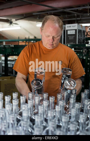 Francoforte, Kentucky - Lavoratori bottiglia bourbon a Buffalo Trace Distillery. Foto Stock