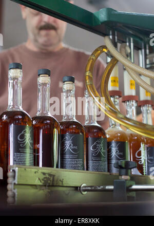 Francoforte, Kentucky - Lavoratori bottiglia bourbon a Buffalo Trace Distillery. Foto Stock