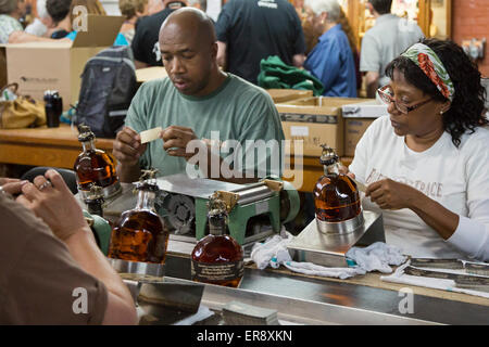 Francoforte, Kentucky - Lavoratori etichetta bottiglie di Borbone a Buffalo Trace Distillery. Foto Stock