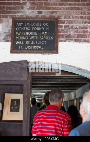 Francoforte, Kentucky - un gruppo di tour entra in un magazzino di invecchiamento a Buffalo Trace Distillery. Foto Stock