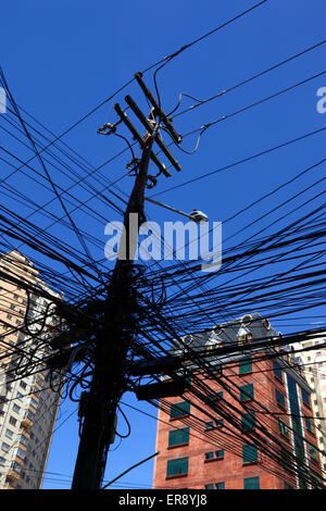 Tangled massa di cavi elettrici sul post, La Paz, Bolivia Foto Stock