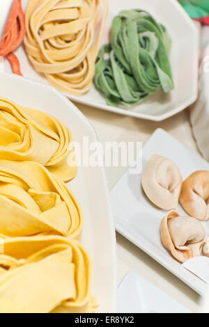 Fatta in Casa La pasta italiana, tortellini fettuccine e Pappardelle Foto Stock