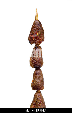 Cuore di pollo cotto venduto al mercato notturno di Donghuamen a Pechino, Cina - un esempio dello strano o strano cibo mangiato dalla gente Foto Stock