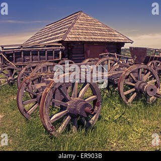 I resti dei carrelli in legno sullo sfondo di abbandono di case di legno Foto Stock