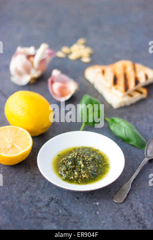 Piatto di pesto fresco con ingredienti Foto Stock