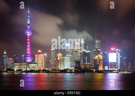 Vista della Shanghai Pudong waterfront e lo skyline di notte Foto Stock