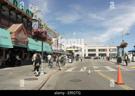 Blue sky view, al Molo 45 Musee Mecanique, gente camminare passato Alioto, Taylor Street, Fisherman's Wharf di San Francisco, Stati Uniti d'America Foto Stock