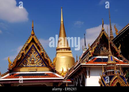 Bangkok, Thailandia6 Golden Phra Si Ratana Chedi affiancato da padiglioni ornati di Wat Phra Kaeo nel Palazzo Reale Foto Stock