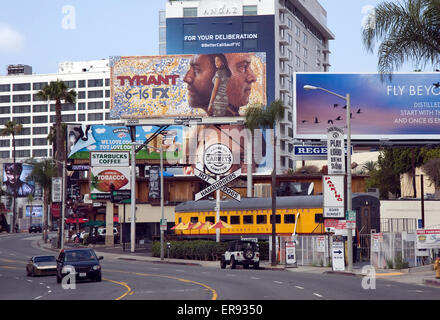 Vista del Sunset Strip con Carney's Diner e cartelloni in Los Angeles, California Foto Stock