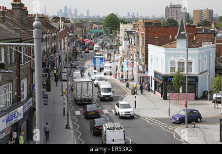 La congestione del traffico su Lee Bridge Road, occupato suburban high street a Londra del nord. London skyline della città in background Foto Stock