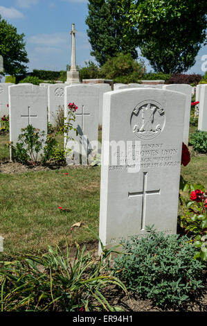 Nuova azienda agricola irlandese cimitero militare, la tomba di Lieu Bowes Lyon, cugino alla regina Elisabetta Regina madre Foto Stock