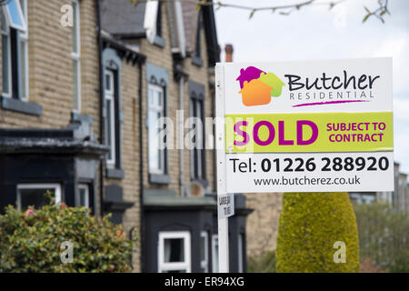 Butcher residenziale scheda venduti al di fuori di una proprietà in Barnsley Foto Stock