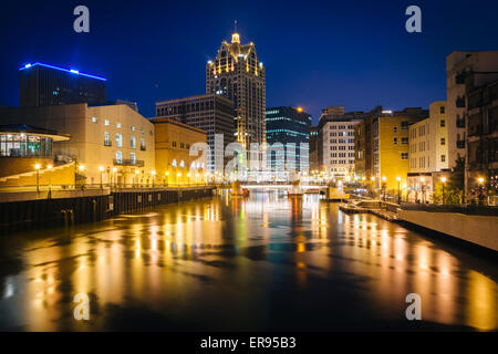 Edifici lungo il fiume Milwaukee di notte, a Milwaukee nel Wisconsin. Foto Stock