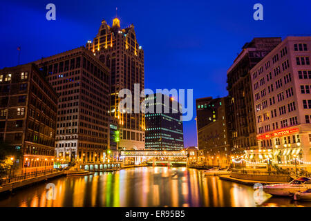 Edifici lungo il fiume Milwaukee di notte, a Milwaukee nel Wisconsin. Foto Stock