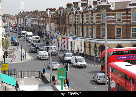 Lee Bridge Road, occupato suburban high street a Londra del nord che mostra la congestione del traffico, gli autobus e i pedoni Foto Stock