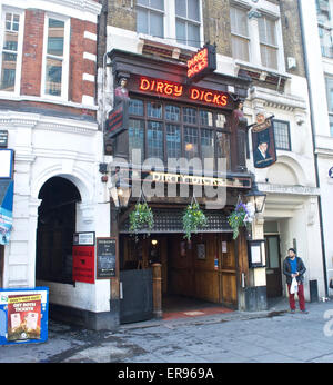 Esterno di sporco Dicks public house nell'East End di Londra Foto Stock