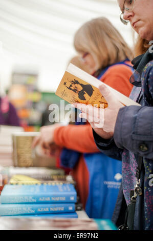 Hay on Wye, Regno Unito. Giovedì 28 Maggio 2015 Nella foto: persone sfogliare i libri a Hay Re: Il 2015 Hay Festival si svolge nel fieno on Wye, POWYS, GALLES Foto Stock