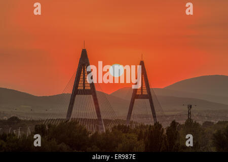 Tramonto su un moderno ponte Megyiery a Budapest, in Ungheria sul Danubio. Il punto di vista industriale. Foto Stock