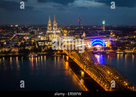 La cattedrale di Colonia e Hohenzollernbrücke di notte Foto Stock