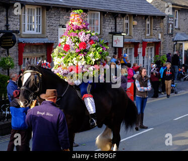 La Ghirlanda cerimonia, un antico rituale, in Castleton, Derbyshire Foto Stock