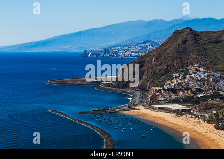 Vista di Santa Cruz tra la città e la spiaggia o Playa Las Teresitas sulla costa o sulla costa dell'Oceano Atlantico su Tenerife Canary Island, Spai Foto Stock