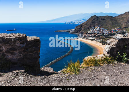 Vista aerea attraverso le pietre per la spiaggia o Playa Las Teresitas in Santa Cruz città sulla costa o sulla costa dell'oceano Atlantico Foto Stock