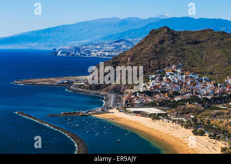 Costa o sulla costa dell'Oceano Atlantico e la spiaggia di Las Teresitas in Santa Cruz città su Tenerife Isole Canarie, Spagna a primavera o in estate Foto Stock