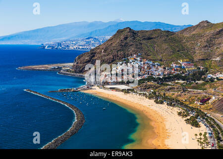 Vista aerea per la costa o sulla costa dell'Oceano Atlantico e la spiaggia di Las Teresitas in Santa Cruz città su Tenerife Isole Canarie, Spagna Foto Stock