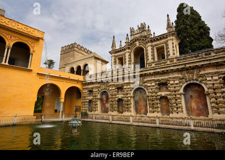 Palazzo gotico e il mercurio stagno con fontana al royal Alcazar di Siviglia andelusia spagna Foto Stock