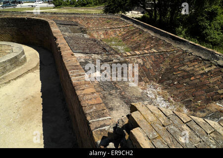 In ciascuna delle cinque bastioni a Fort Gaines, Alabama, vi è una rete di raccolta ed evacuazione delle acque piovane. Foto Stock