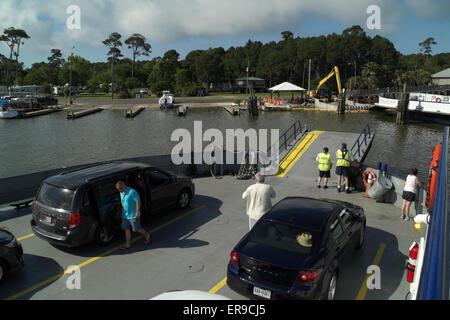 A bordo del Fort Morgan traghetto per auto che si avvicina all'atterraggio a Dauphin Island, Alabama. Foto Stock