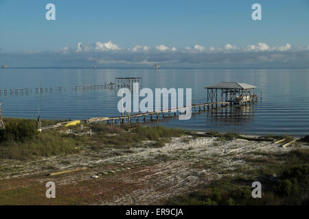 La mattina presto vista della Baia di Mobile dal Fort Morgan penisola, Alabama. Foto Stock