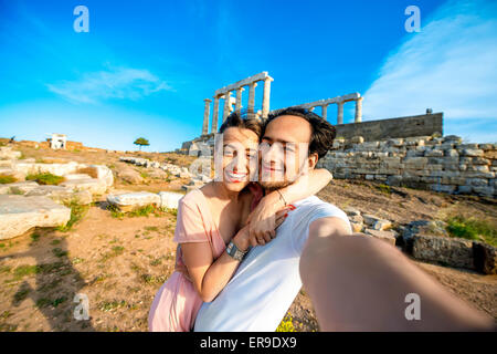 Tourist coppia giovane vicino al tempio di Poseidone in Grecia Foto Stock