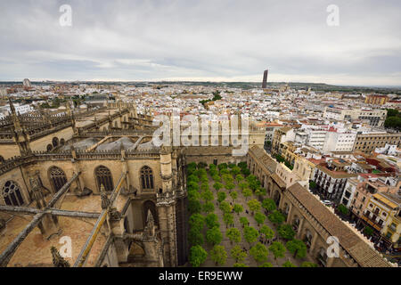 Vista della città di Siviglia a ovest dalla torre Giralda santa maria di vedere il tetto della cattedrale e la corte degli aranceti Andalusia Spagna Foto Stock