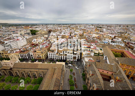 Visualizzare il nord al Metropol Parasol dalla Cattedrale di Siviglia Giralda con tetto di arcivescovi palace e cortile arancione Foto Stock