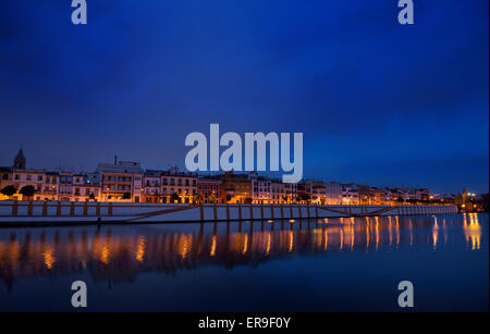 Case sul Betis street a Isabel bridge Siviglia riflessa all'alba in Alfonso XIII Canal Foto Stock