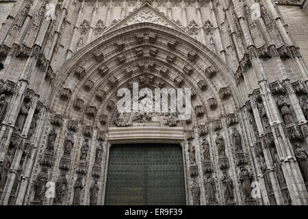 La porta principale dell'Assunzione di santa Maria di vedere la Cattedrale Seville Spagna Foto Stock