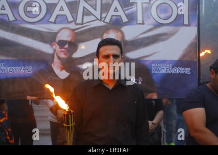 Atene, Grecia. Il 29 Maggio 2015.A Golden Dawn sympathiser detiene una torcia ardente. Partito di destra Golden Dawn ha tenuto un rally in Atene, ricordando la caduta di Costantinopoli e la morte dell'ultimo imperatore bizantino Costantino XI Paleologo nel 1453. La sua leggenda membro che egli sarà ri-conquista di Costantinopoli per la Cristianità. Credito: Michael Debets/Alamy Live News Foto Stock