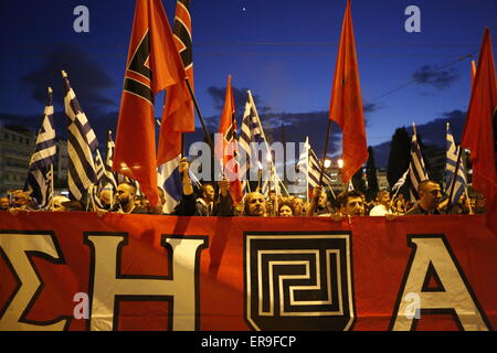 Atene, Grecia. Il 29 Maggio 2015.Golden Dawn simpatizzanti stand al di fuori del parlamento greco, gridando slogan. Partito di destra Golden Dawn ha tenuto un rally in Atene, ricordando la caduta di Costantinopoli e la morte dell'ultimo imperatore bizantino Costantino XI Paleologo nel 1453. La sua leggenda membro che egli sarà ri-conquista di Costantinopoli per la Cristianità. Credito: Michael Debets/Alamy Live News Foto Stock