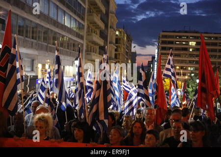 Atene, Grecia. Il 29 Maggio 2015.Il Golden Dawn rally marche al parlamento greco. Partito di destra Golden Dawn ha tenuto un rally in Atene, ricordando la caduta di Costantinopoli e la morte dell'ultimo imperatore bizantino Costantino XI Paleologo nel 1453. La sua leggenda membro che egli sarà ri-conquista di Costantinopoli per la Cristianità. Credito: Michael Debets/Alamy Live News Foto Stock