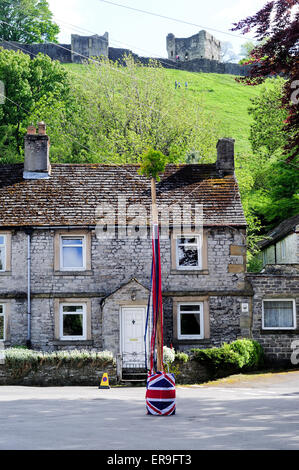 Il Castleton, Derbyshire, Regno Unito. 29 Maggio, 2015. La Ghirlanda re e la sua consorte parade gli elevati picchi di villaggio di Castleton su Oak Apple giorno. Credito: IFIMAGE/Alamy Live News Foto Stock