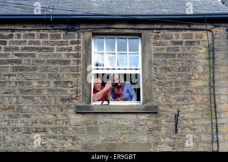 Il Castleton, Derbyshire, Regno Unito. 29 Maggio, 2015. La Ghirlanda re e la sua consorte parade gli elevati picchi di villaggio di Castleton su Oak Apple giorno. Credito: IFIMAGE/Alamy Live News Foto Stock