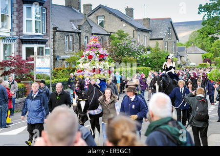 Il Castleton, Derbyshire, Regno Unito. 29 Maggio, 2015. La Ghirlanda re e la sua consorte parade gli elevati picchi di villaggio di Castleton su Oak Apple giorno. Credito: IFIMAGE/Alamy Live News Foto Stock