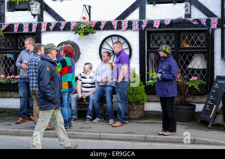 Il Castleton, Derbyshire, Regno Unito. 29 Maggio, 2015. La Ghirlanda re e la sua consorte parade gli elevati picchi di villaggio di Castleton su Oak Apple giorno. Credito: IFIMAGE/Alamy Live News Foto Stock